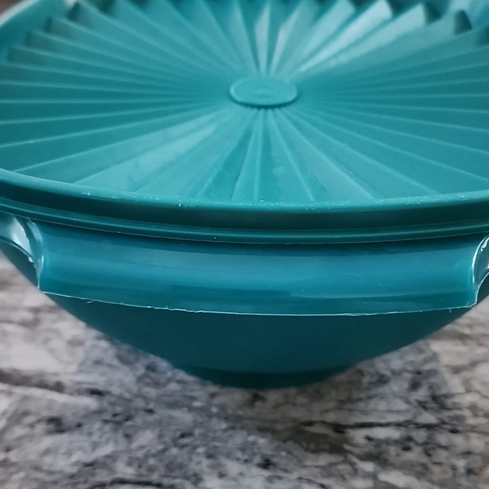 Tupperware Servalier Bowl W/ Sunburst Lid